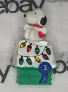 Vintage Rare Xmas Snoopy 1st Place Blue Ribbon Christmas Lights Button Brooch - Picture 1 of 10