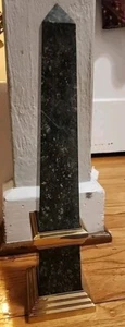 Obelisco de mármol verde con accesorios de latón grande pesado 14,5 pulgadas X 3,5 pulgadas - Imagen 1 de 17