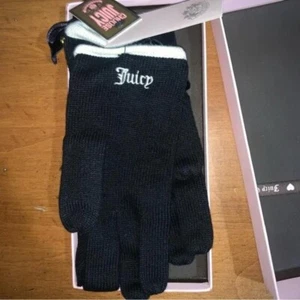 Guantes Retro Juicy Couture Pam & Gela Negros con Lazo, Dije y Cadena - Imagen 1 de 5