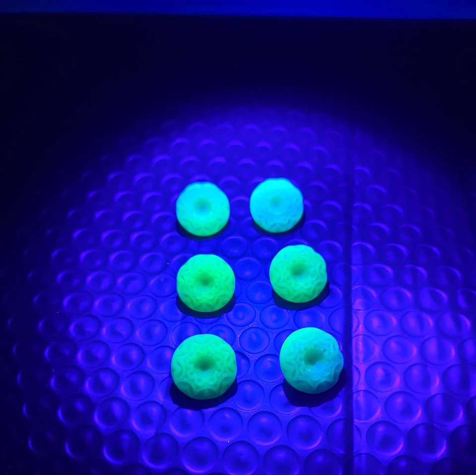 Juego de 6 botones de gota de goma de vidrio de uranio vintage verde azulado Foto 1 de 4