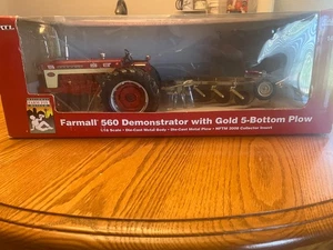 1/16th farmall 560 with gold plow - Picture 1 of 5