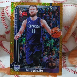 2025 Topps Flagship Gold Glitter - Domantas Sabonis #167 - Sacramento Kings #/50 - Imagen 1 de 3