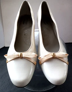 Ladies Hush Puppies Softflex Low Heeled Cream Colored Slip-on Shoes Sz. 7 1/2M - Picture 1 of 6