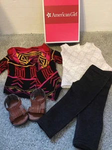 American Girl Puppe Saige’s Pullover Outfit 2013 Mädchen des Jahres Neu im Karton - Bild 1 von 3