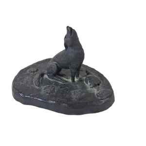 Heulender Wolf oder Kojote bronzefarbene Gipsfigur signiert Waldballen - Bild 1 von 9