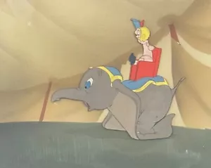 Cel produzione Walt Disney anni 40 su sfondo Courvoisier di Dumbo - Foto 1 di 3