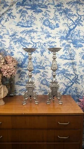 Paire de pique cierges en étain à décor de rocaille style Louis XV Milieu XXème - Foto 1 di 12