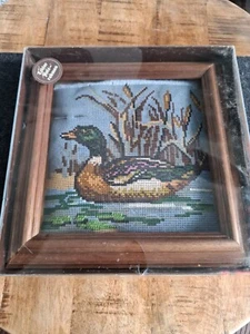 Gobelin Stickbild mit Echtholz Holzrahmen und Sticknadel, 28 x 28 cm, Entenmotiv - Bild 1 von 4