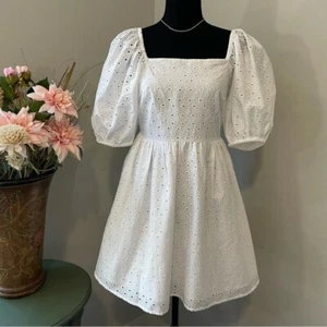 Elegant White Eyelet Dress - Picture 1 of 12
