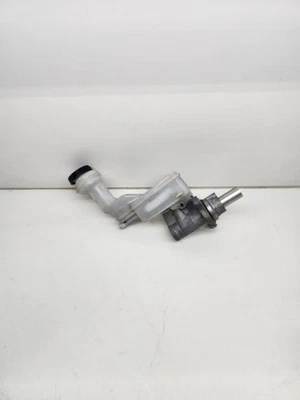 Cilindro maestro de frenos Nissan Sentra 2007-2012 con depósito de botella de líquido de frenos Foto 1 de 4
