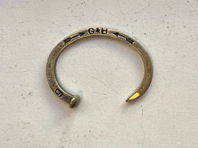 Brazalete Giles & Brother Railroad Spike Original Latón Antiguo Mediano Foto 1 de 3