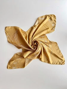 NATHALIE JEAN Oro Seda Ttwill Zafiro Cadena Impresa 33.5" x 33.5" Bufanda Cuadrada - Imagen 1 de 12
