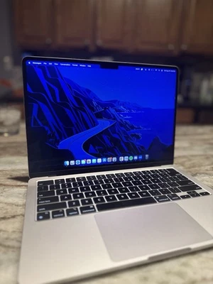 Apple MacBook Air 13 in 2022 Silver/Apple M2 3.49 GHz, 256 GB 8 GB 8-Core - Image 1 of 4