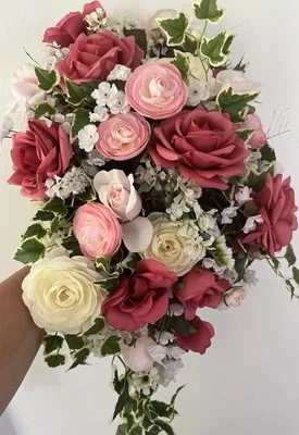 Ramo de novia de seda en cascada Foto 1 de 4