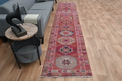 Alfombra de corredor vintage turca de 2,6 x 12,9 pies, beige natural geométrico, rosa intenso, 3 x 13 Foto 1 de 4