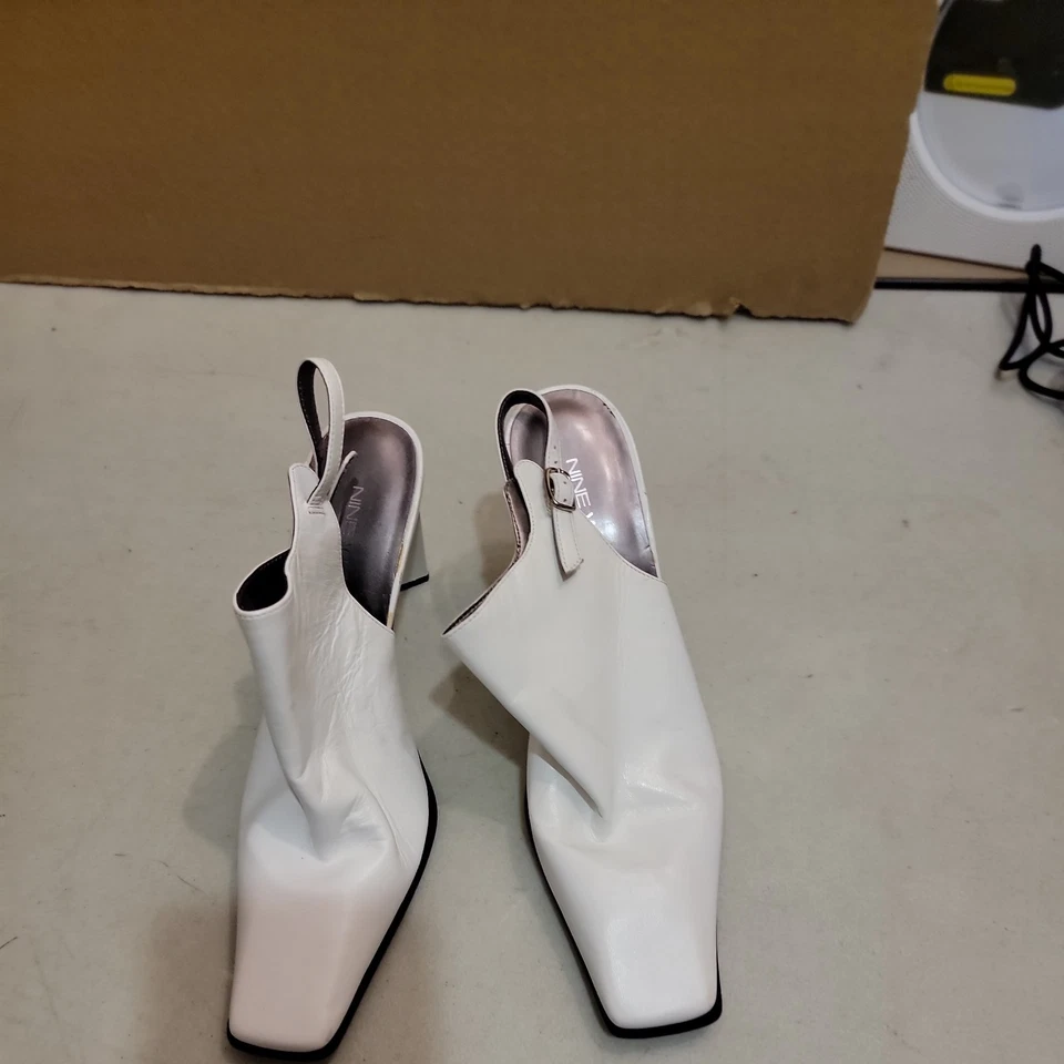 Zapatos de salón Nine West Foxworthi blancos con honda trasera punta cuadrada talla 7 cuero superior Foto 1 de 3