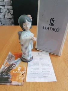 Lladro 6151 "Bearing Flowers" Porcelain Figurine in Box - Picture 1 of 11