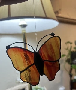 Vintage bernsteinfarbener/brauner Buntglas-Schmetterling zum Aufhängen - Bild 1 von 3
