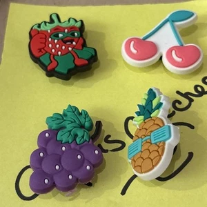 4 Stck. Kroko Schuh Anhänger Jibbitz - Obst Pack 2 Beere/Trauben/Kirsche/Ananas - Bild 1 von 5