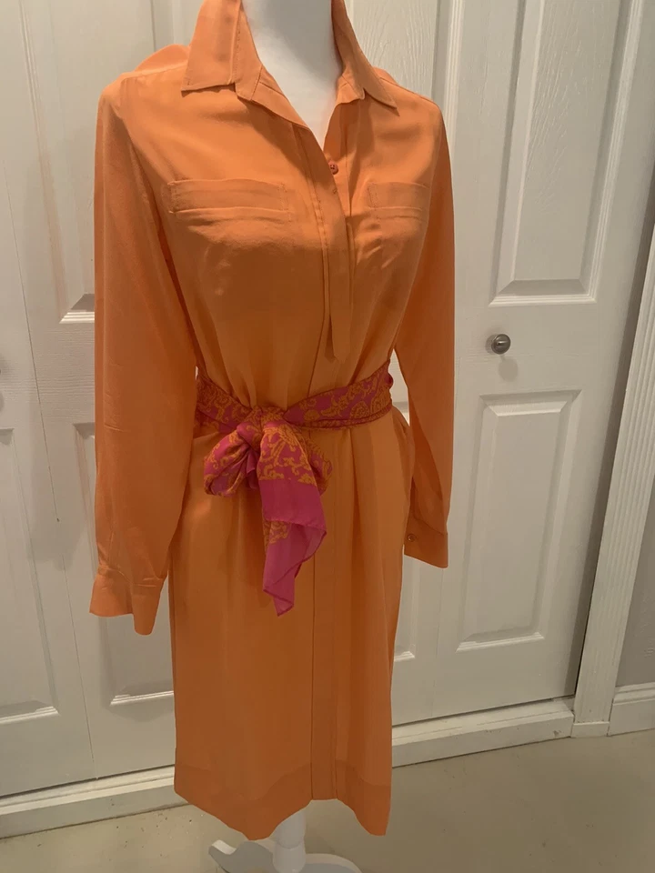 Vestido laranja, manga longa sedoso tamanho 6 com lenço laranja/rosa combinando.  - Imagem 1 de 4