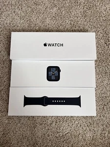 Apple Watch SE 2nd Gen 40mm Smartwatch Midnight Sport Band S/M MXE73LL/A - Zdjęcie 1 z 4