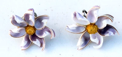 Vintage Shell Flower Screw-back CLIP earrings - Image 1 of 2
