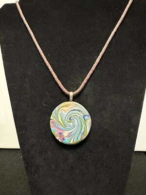 Collar de cuentas con colgante redondo de arcilla polimérica con cordón de cuero remolinos multicolores Foto 1 de 4