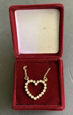 Colar de coração de strass Avon dourado veludo caixa de presente ajustável. Corrente de comprimento 2010 - Imagem 1 de 4