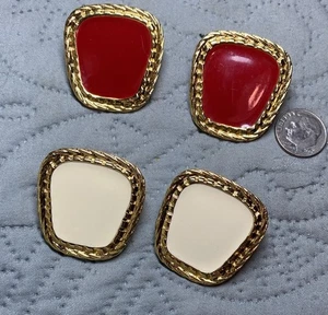 2 Pair Avon Vintage Earrings Pierced Red & Ivory Enamel Gold Tone Squarish 1.25" - Imagen 1 de 5