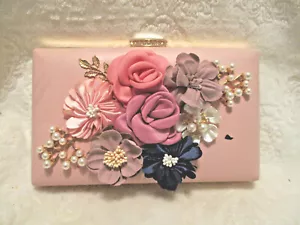 Pochette rosa pastello ~ chiusura con strass ~ composizione floreale 3D sul davanti ~ 7 7/8" x 5,0" - Foto 1 di 11