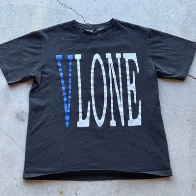 Camiseta de diseñador VLONE Blue Staple Big V negra talla XL Foto 1 de 4