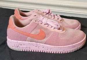 Nike Scarpe da Ginnastica Donna Air Force 1 Crater Flyknit 'Pink Glaze' DC7273-600 Taglia 9 - Foto 1 di 8