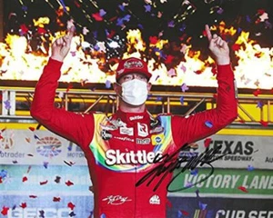 HANDSIGNIERT 2020 Kyle Busch #18 Skittles Zombie Team TEXAS RACE WIN (Victory Lan - Bild 1 von 1