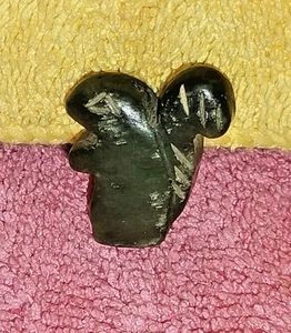 Escultura de ardilla de jade verde natural tallada a mano - Imagen 1 de 2