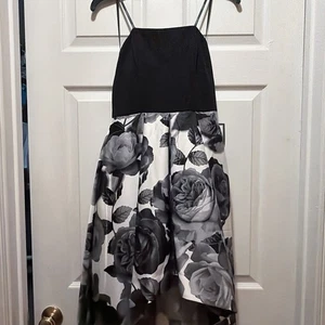 SPEECHLESS trägerloses schwarz/weißes High Low Kleid mit Blumendruck und Taschen Abschlussball 5 - Bild 1 von 9