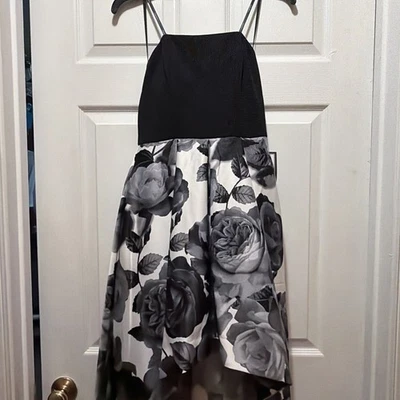 SPEECHLESS Vestido Alto Bajo Sin Tirantes Negro/Blanco Estampado Floral con Bolsillos Baile de graduación 5 Foto 1 de 4