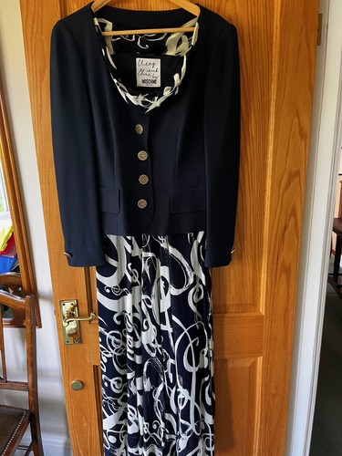 Vintage Cheap and Chic by MOSCHINO abito aderente e svasato giacca attesa