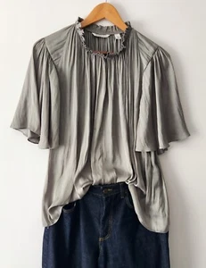 COUNTRY ROAD Size 12 Sage Green Satin Drape Flutter Sleeve Blouse Top - Picture 1 of 5