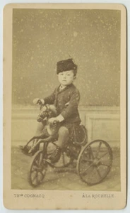CDV circa 1870 T. Cognacq à La Rochelle. Garçon sur un tricycle. Cheval. Jouet. - Imagen 1 de 2