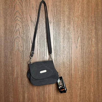 Bolso Bandolera Baggallini Gris Nylon Forro Rosa Caliente Tono Plateado Herrajes Foto 1 de 4