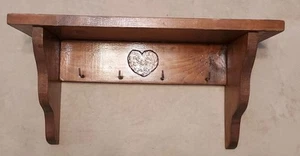 Estante de pared vintage de corazón martillado de pino hecho a mano de 18,5" con 4 ganchos madera de campo - Imagen 1 de 15