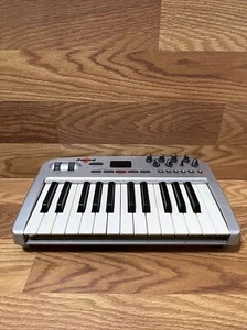 M-Audio Oxygen 8 v2 25-Key MIDI USB Keyboard Controller - Picture 1 of 7