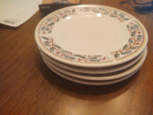 4 Gibson Christmas Salad/Bread Plates Dishes holly berries. 7"