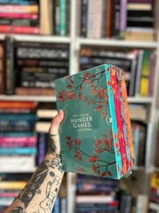 The Hunger Games special edition box set sealed! Sprayed edges paperback - Picture 1 of 7
