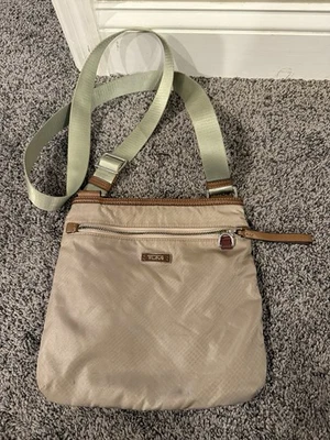 Bolso Bandolera TUMI Voyageur Ajustable Nylon Caqui Marrón Cuero Borde Viaje Foto 1 de 4