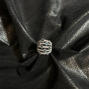 ANELLO JUDITH RIPKA MULTI-ROW LONDRA TOPAZIO BLU FINE STERLING 925 MISURA 8 - Foto 1 di 10