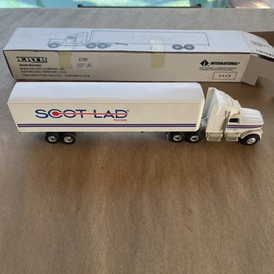 Semirremolque ERTL Scot Lad Foods International 1993 - con caja Foto 1 de 4