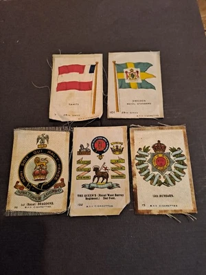 5 vintage silk cigarette cards 3x military emblems 2x flags - Image 1 of 4