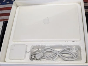 13" Apple MacBook 3,1 A1181 w/Box, CDs, Manuals, MagSafe 2.2GHz, 1GB, 120GB 2007 - Picture 1 of 20
