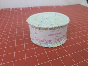 Pasteles básicos enrollables Windham Fabrics de 2,5" - Imagen 1 de 3